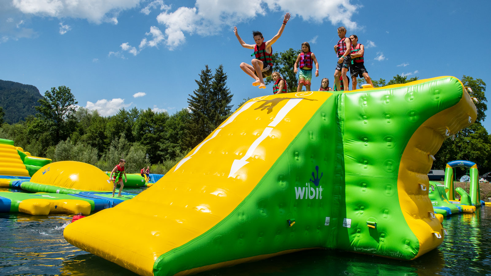 Von bis zu 3,5m hohen Sprungtürmen springen, sich von einem „Blob“ durch die Luft katapultieren lassen. Auf dem größten schwimmenden Aquapark in Bayern erleben große und kleine Teilnehmer einen spannenden Tag am Inselsee in Blaichach.