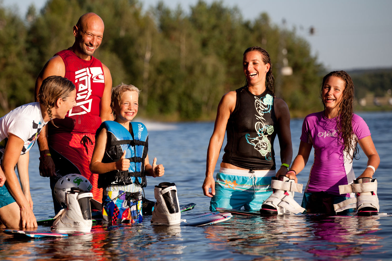 Wasserskifahren und Wakeboarden sind für Interessierte jeden Alters leicht zu erlernen﻿.